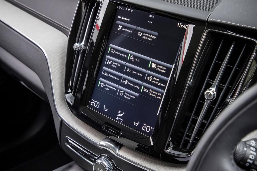 Детали интерьера Volvo XC60 D4 Inscription 2017 года  (UK) (фото 142 из 172)